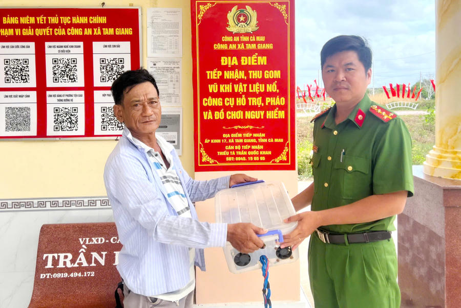 Công an xã Tam Giang tiếp nhận bộ công cụ kích điện do người dân giao nộp trong thực hiện mô hình dân vận khéo “Không có đối tượng sử dụng công cụ kích điện khai thác thủy sản trái phép trên địa bàn”.