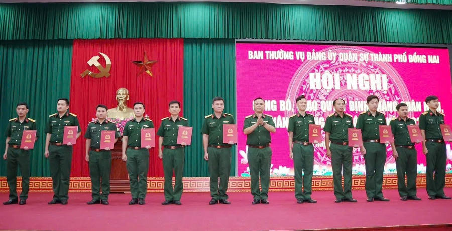 Chúc mừng các đồng chí được trao quyết định thăng quân hàm, nâng lương cán bộ đợt 1 năm 2026.