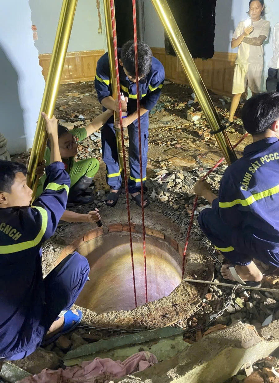 Lực lượng chức năng cứu thành công người phụ nữ nhặt phế liệu rơi xuống giếng nước sâu. Ảnh: CA H.P