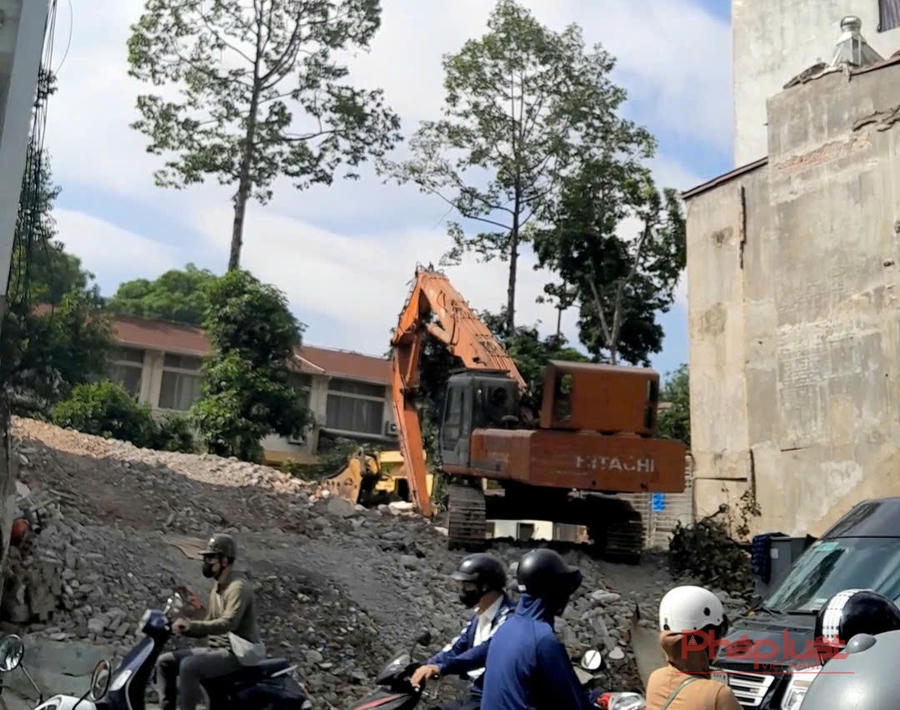 Những máy xúc cỡ lớn được huy động để phá dỡ những công trình nhằm đẩy nhanh tiến độ giải phóng mặt bằng.