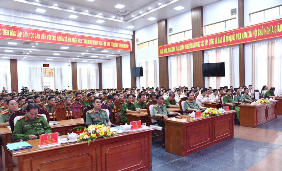 Đại biểu tham dự buổi lễ công bố quyết định thăng cấp bậc hàm, nâng lương năm 2026.