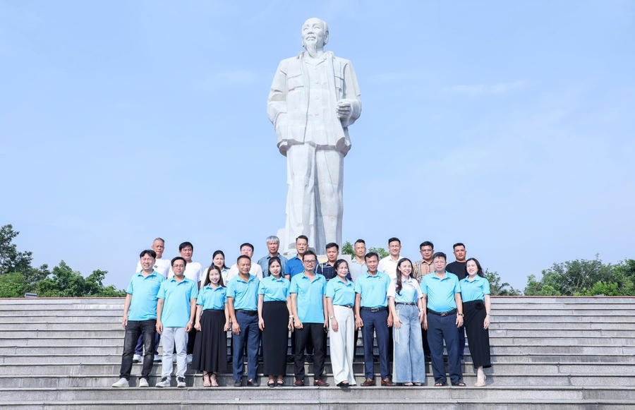 CLB Tennis Báo chí Nghệ An dâng hoa, dâng hương, chụp ảnh lưu niệm tại Quảng trường Hồ Chí Minh.