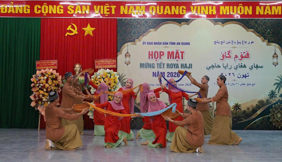 Một tiết mục văn nghệ mừng Tết Royal Haji do UBND tỉnh An Giang tổ chức. Một tiết mục văn nghệ mừng Tết Royal Haji do UBND tỉnh An Giang tổ chức.