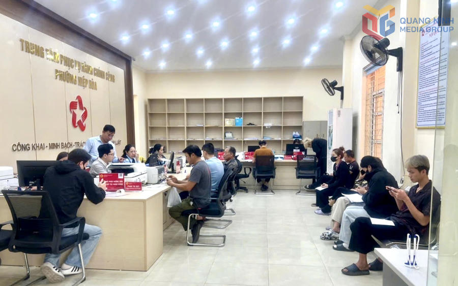 Người dân thực hiện thủ tục hành chính tại Trung tâm Phục vụ hành chính công phường Hiệp Hòa.