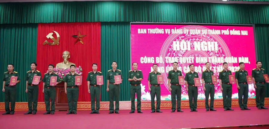 Chúc mừng các đồng chí được trao quyết định thăng quân hàm, nâng lương cán bộ đợt 1 năm 2026.