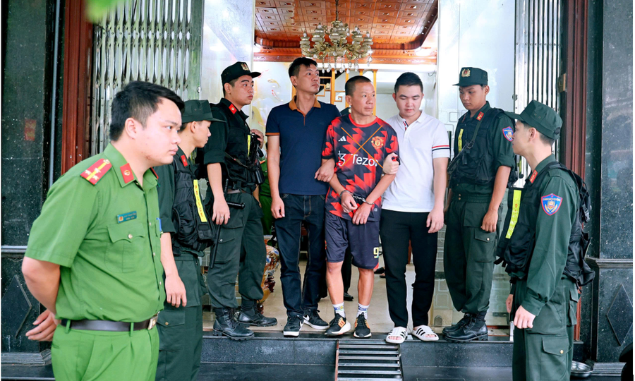 Lực lượng chức năng thi hành Lệnh bắt bị can để tạm giam và Lệnh khám xét chỗ ở đối với Nguyễn Kỳ Dũng.