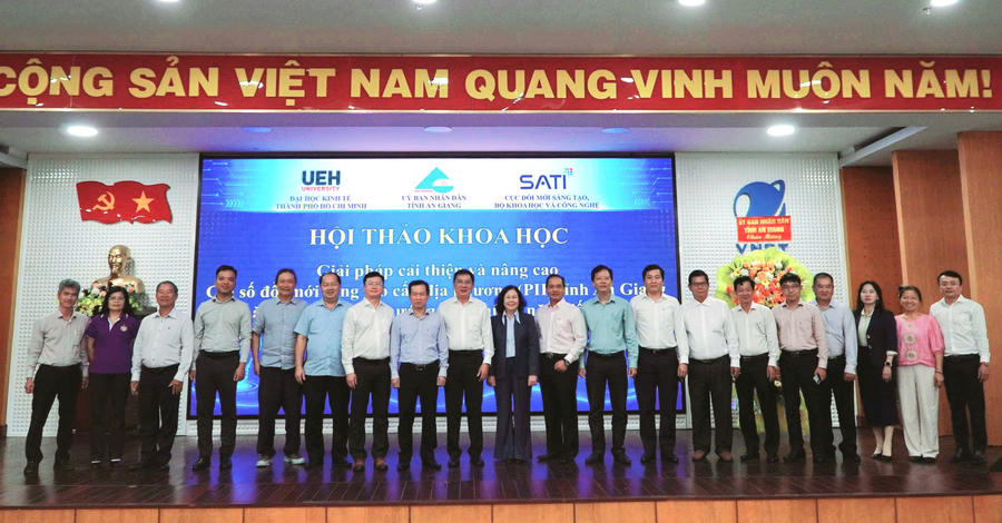 Các đại biểu chụp ảnh lưu niệm tại Hội thảo.