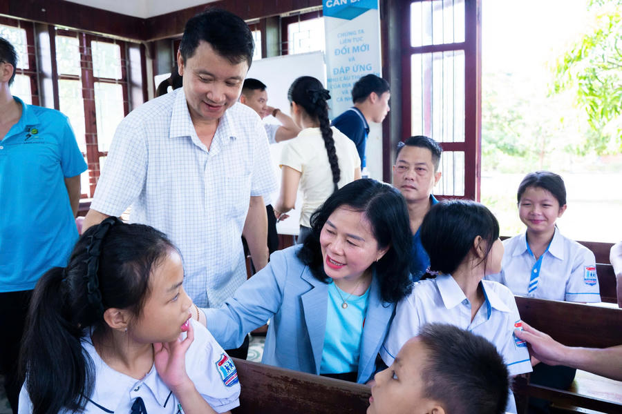 Bà Lê Thị Hoài Chung - Ủy viên Ban Chấp hành Đảng bộ tỉnh Nghệ An, Giám đốc Sở Y tế cùng đại diện CLB Tennis Báo chí Nghệ An thăm hỏi, tặng quà Làng trẻ em SOS.