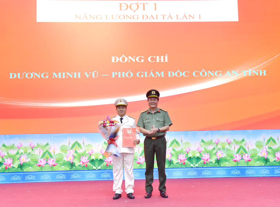 Đại tá Hồ Việt Triều - Giám đốc Công an tỉnh Cà Mau trao Quyết định và tặng hoa chúc mừng Đại tá Dương Minh Vũ - Phó Giám đốc Công an tỉnh được nâng lương năm 2026.