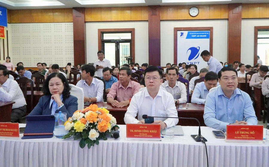 Các đại biểu tham dự hội thảo.