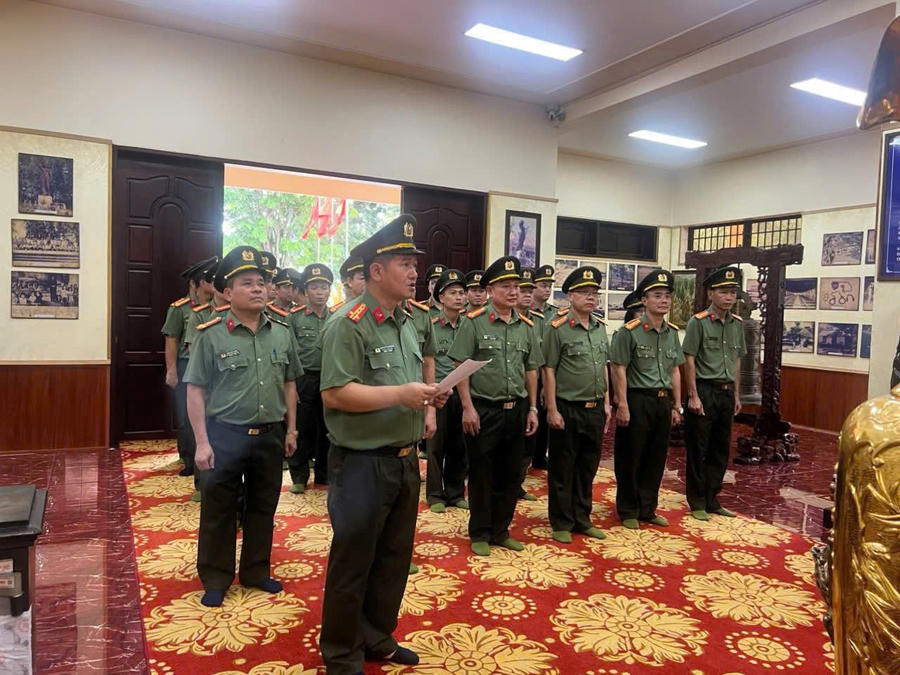 Đoàn nghe giới thiệu về thân thế, cuộc đời hoạt động cách mạng của Anh hùng Liệt sĩ Võ Thị Sáu.