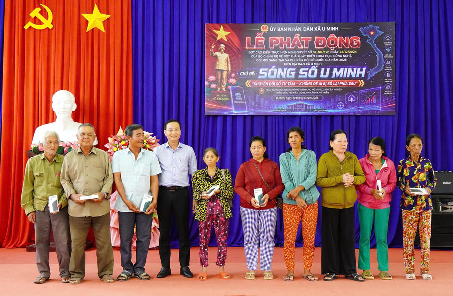 Ông Lê Hồng Thịnh – Bí thư Đảng ủy, Chủ tịch HĐND xã U Minh trao tặng điện thoại thông minh cho người dân thuộc diện hộ nghèo, hộ cận nghèo, góp phần nâng cao khả năng tiếp cận các dịch vụ số.