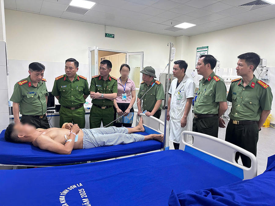 Ban Giám đốc Công an tỉnh Sơn La, lãnh đạo các Phòng chức năng đã đến thăm, động viên cán bộ Công an bị thương. Ảnh: CA Sơn La.