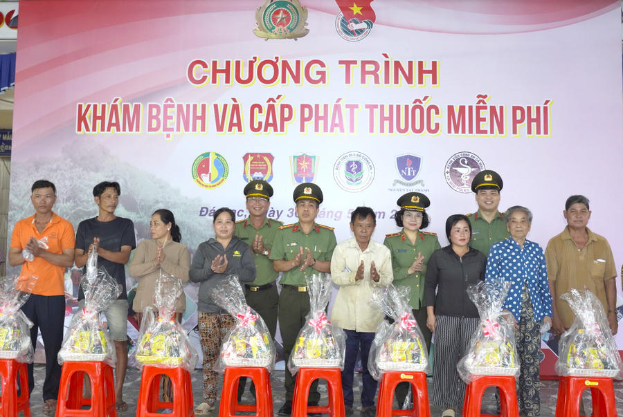 Thiếu tướng Ngô Hoài Thu cùng Đại tá Lê Tấn Vinh và Thượng tá Đồng Đức Vũ trao quà cho gia đình chính sách, hộ nghèo, hộ cận nghèo trên địa bàn xã Đá Bạc.