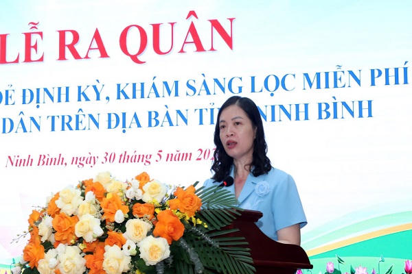 Bà Phạm Thị Phương Hạnh, Giám đốc Sở Y tế tỉnh Ninh Bình phát biểu tại lễ ra quân.