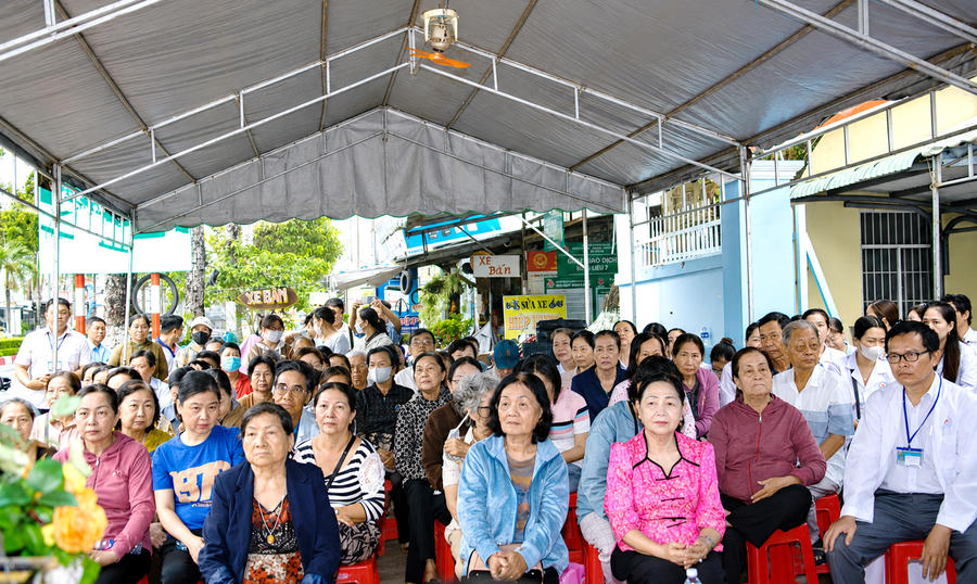 Đông đảo người dân tham dự lễ ra quân khám sức khỏe, khám sàng lọc sức khỏe đợt 3 năm 2026 tại Trạm Y tế phường Bạc Liêu, tỉnh Cà Mau.