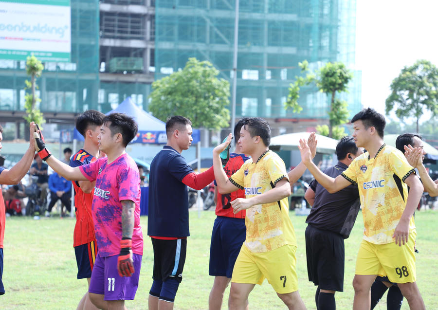 Các đội tranh tài với tinh thần thể thao cao thượng, đoàn kết, cống hiến cho khán giả những trận cầu đẹp mắt, kịch tính.