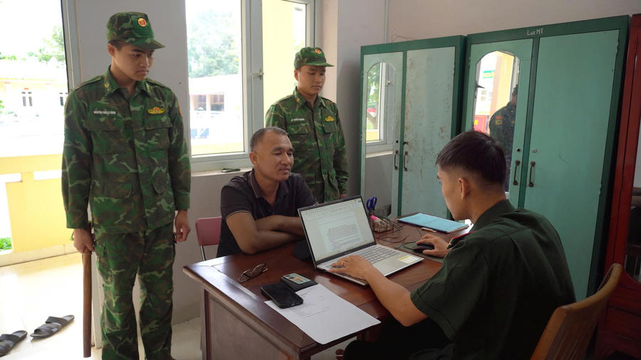 Cán bộ Đồn Biên phòng Cửa khẩu Mỹ Quý Tây lấy lời khai đối tượng Trần Nguyên Gia.