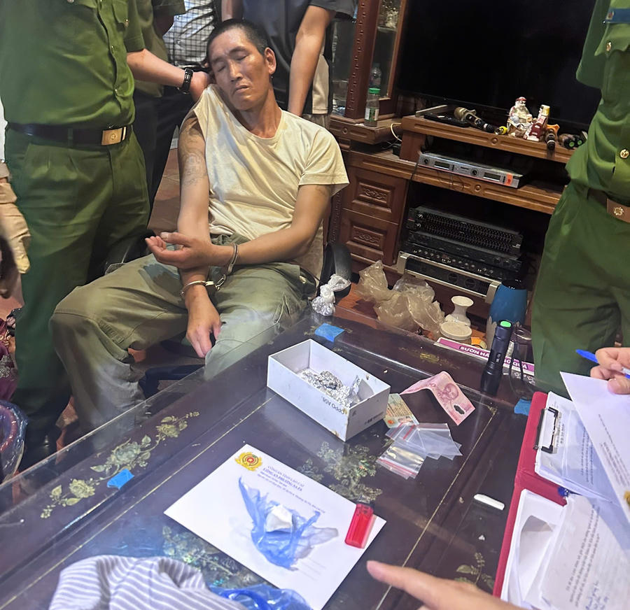 Lê Đức Thịnh và vật chứng liên quan. (Ảnh: Công an tỉnh Lào Cai).