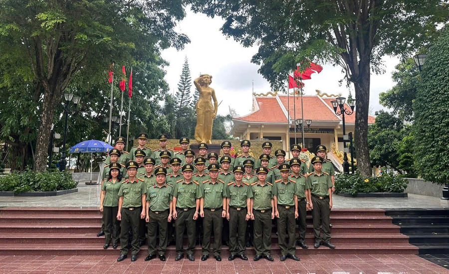Đoàn công tác Thanh tra Công an TP Đồng Nai chụp ảnh lưu niệm trước tượng đài Anh hùng Liệt sĩ Võ Thị Sáu. Đoàn công tác Thanh tra Công an TP Đồng Nai chụp ảnh lưu niệm trước tượng đài Anh hùng Liệt sĩ Võ Thị Sáu.