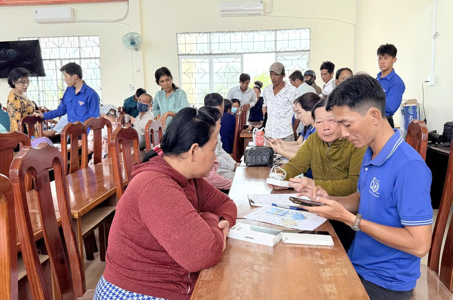 Tổ Công nghệ số cộng đồng xã U Minh trực tiếp hướng dẫn người dân cài đặt, sử dụng các ứng dụng phục vụ chuyển đổi số được tích hợp sẵn trên điện thoại.