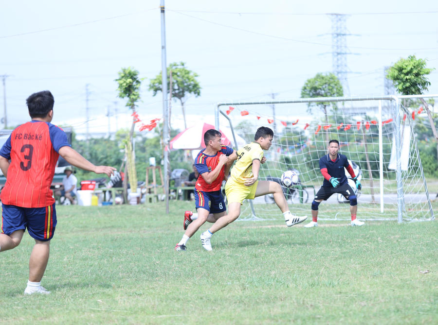 Những pha tranh cầu gay cấn, nảy lửa.