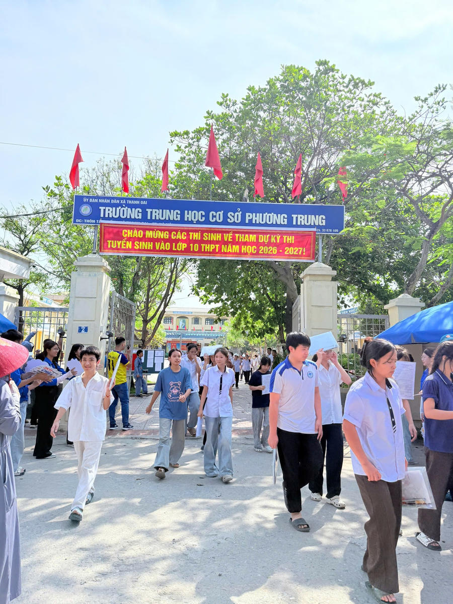 Thí sinh kết thúc môn thi Ngữ văn với Ngoại ngữ sáng ngày 30/5. Ảnh: Xã Thanh Oai - thành phố Hà Nội