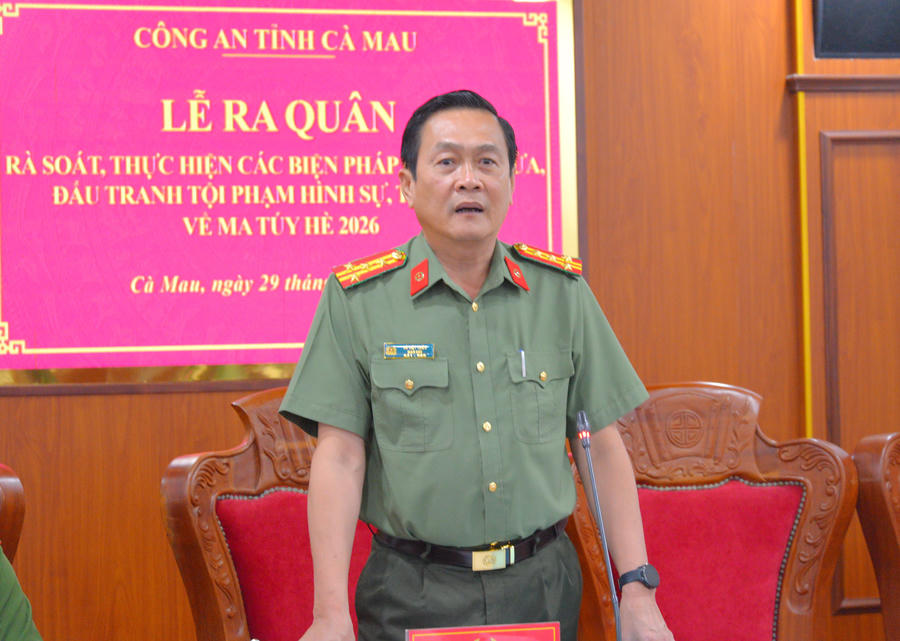 Đại tá Hồ Việt Triều - Giám đốc Công an tỉnh Cà Mau phát biểu chỉ đạo tại lễ ra quân.