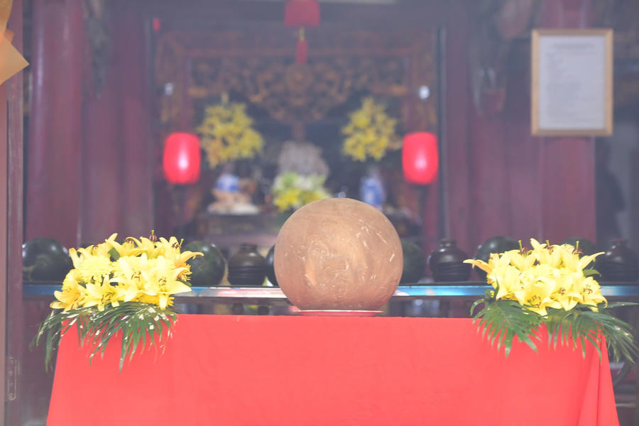Trong suốt trận đấu, các quân cầu cùng nhau tranh giành quả cầu bằng gỗ mít và tìm cách đẩy vào hố ở hai đầu sân
