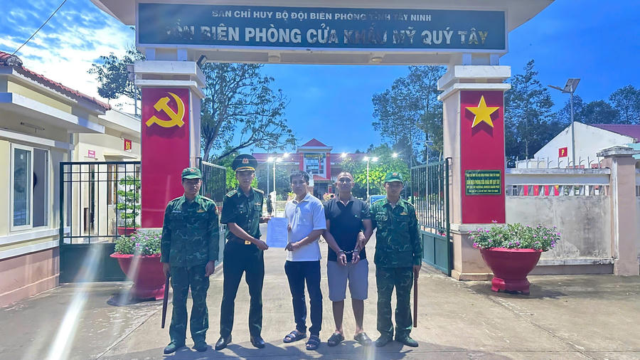 Đồn Biên phòng Cửa khẩu Mỹ Quý Tây (tỉnh Tây Ninh) bàn giao đối tượng Trần Nguyên Gia cho Phòng PC02, Công an TP Hà Nội. Đồn Biên phòng Cửa khẩu Mỹ Quý Tây (tỉnh Tây Ninh) bàn giao đối tượng Trần Nguyên Gia cho Phòng PC02, Công an TP Hà Nội.