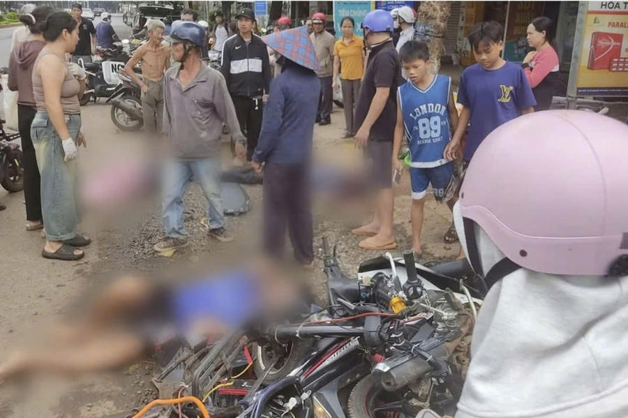 Hiện trường vụ tai nạn xe đạp điện và xe máy khiến 3 người thương vong. Ảnh: T.D