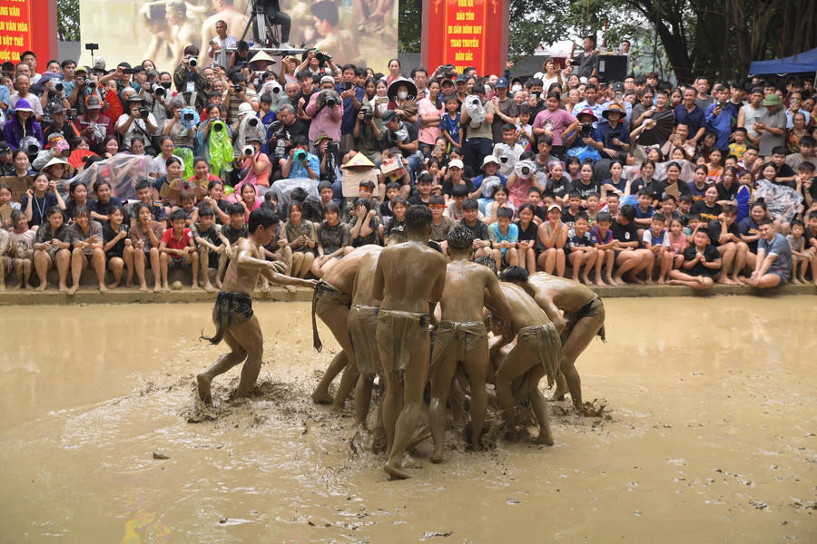 Những pha tranh chấp kịch tính, nghẹt thở trong tiếng hò reo cổ vũ của dân làng