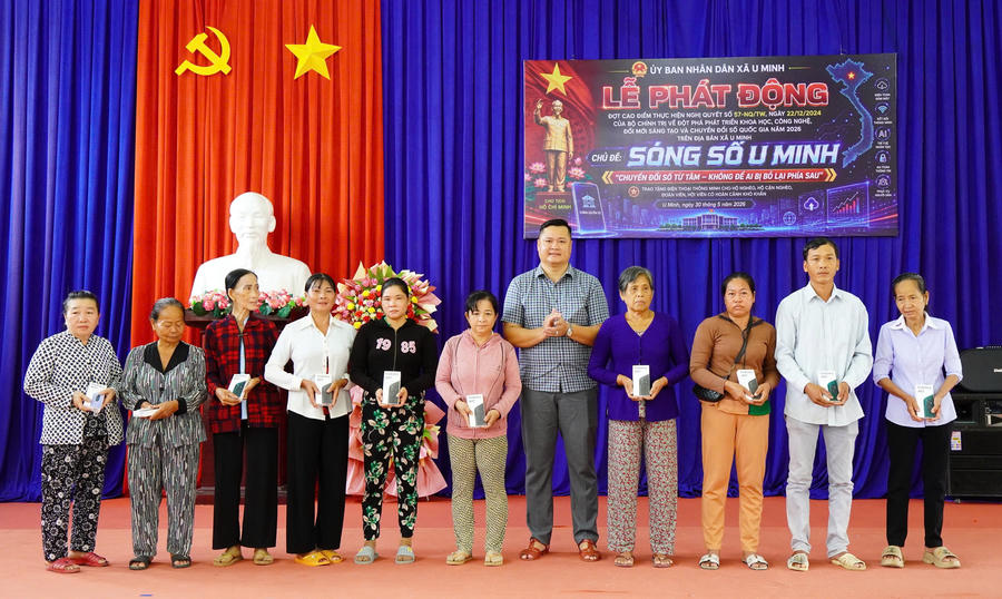 Ông Huỳnh Khánh Duy – Phó Chủ tịch UBND xã U Minh trao điện thoại thông minh cho người dân, lan tỏa tinh thần “không để ai bị bỏ lại phía sau” trong chuyển đổi số.