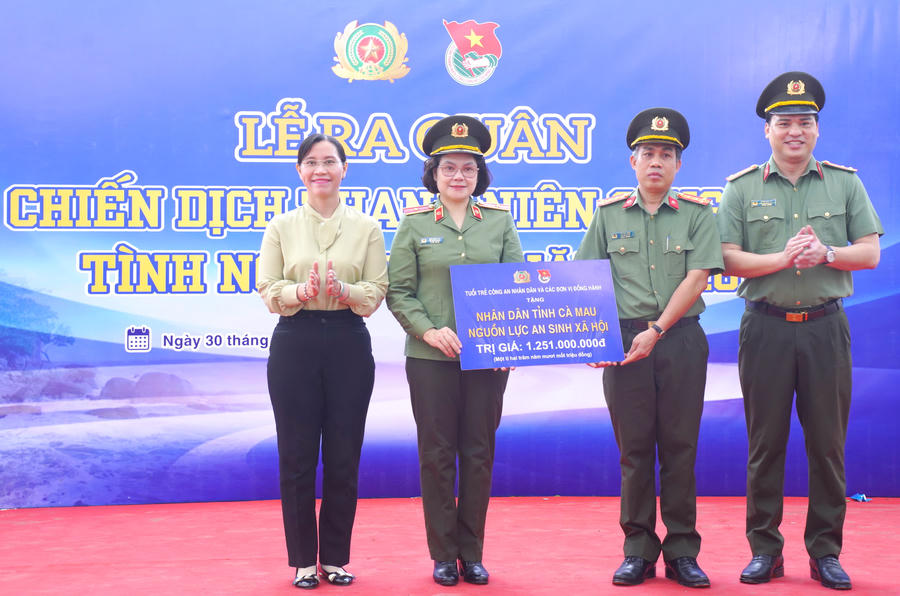 Thiếu tướng Ngô Hoài Thu (thứ hai từ trái qua) trao biển tượng trưng tổng nguồn lực gần 1,3 tỷ đồng thực hiện các công trình, phần việc thanh niên và hoạt động an sinh xã hội trên địa bàn tỉnh Cà Mau.
