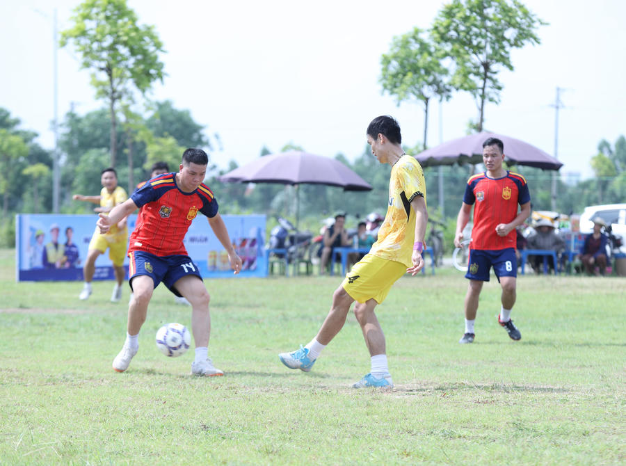 Những pha tranh cầu gay cấn, nảy lửa.