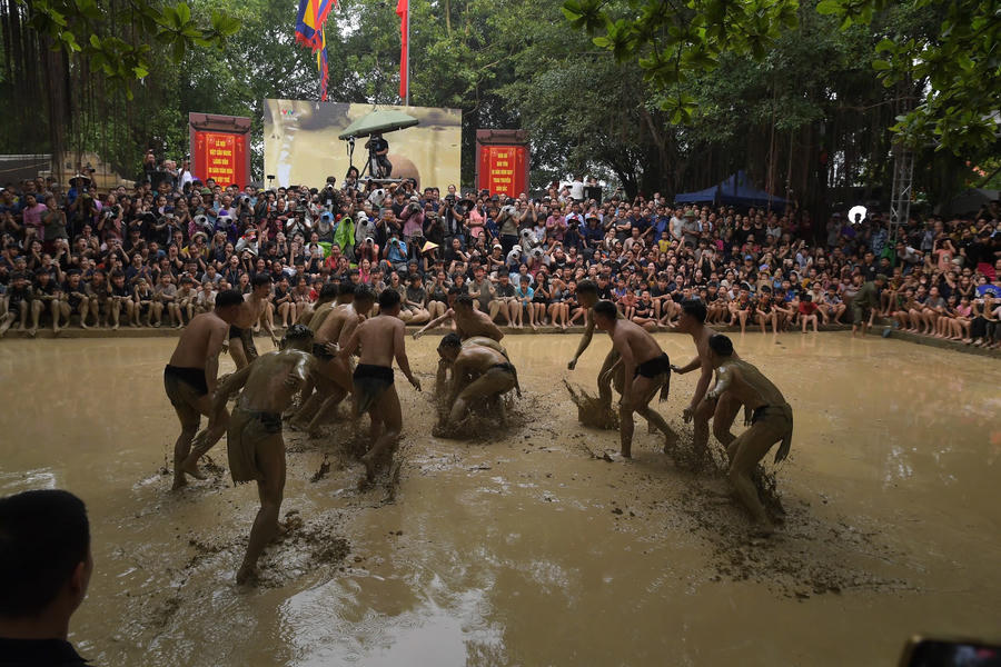 Toàn thân các quân cầu nhuộm chặt một màu bùn đặc trưng ngay từ những phút đầu khai cuộc