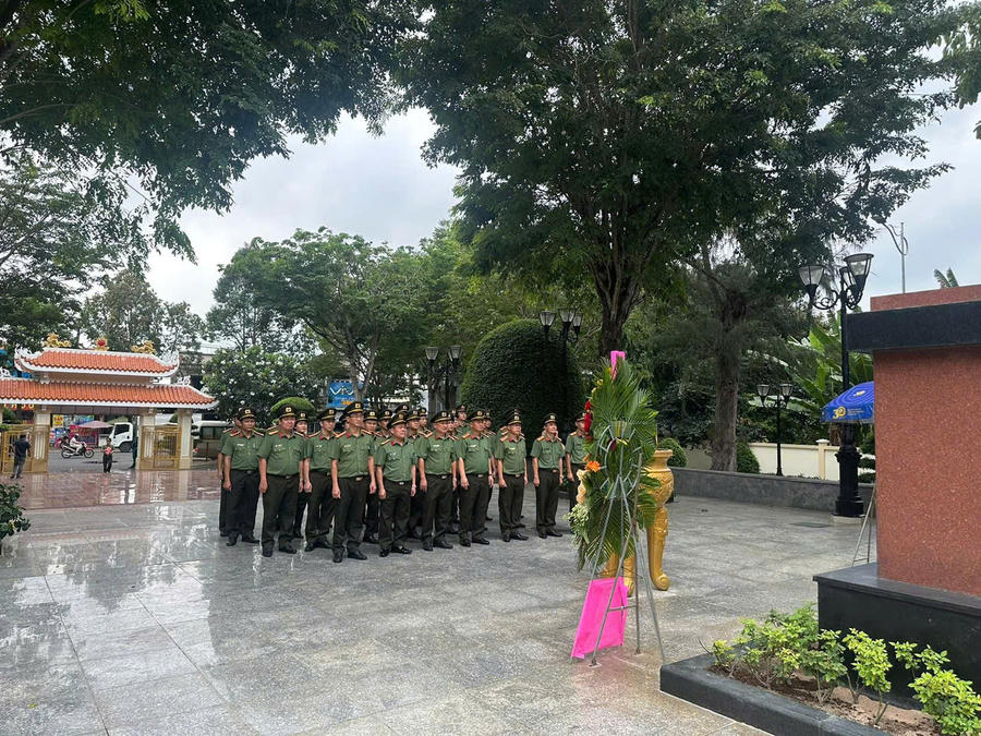 Đoàn thành kính dâng hoa, dâng hương trước Đền thờ Anh hùng Liệt sĩ Võ Thị Sáu.