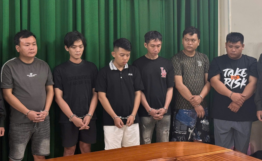 Các đối tượng (từ trái sang phải): Trần Bá Dân, Nguyễn Đình Huy, Nguyễn Đỗ Thành, Phan Tấn Đạt, Huỳnh Minh Hoàng và Lê Sơn Vân Lâm. (Ảnh: Công an TP HCM)