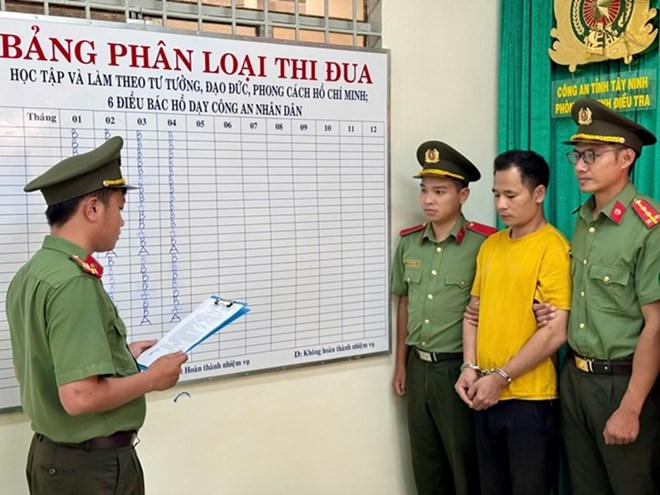 Cơ quan công an thi hành Lệnh bắt bị can để tạm giam đối với đối tượng Phạm Quốc Kỳ. Ảnh: Văn Long