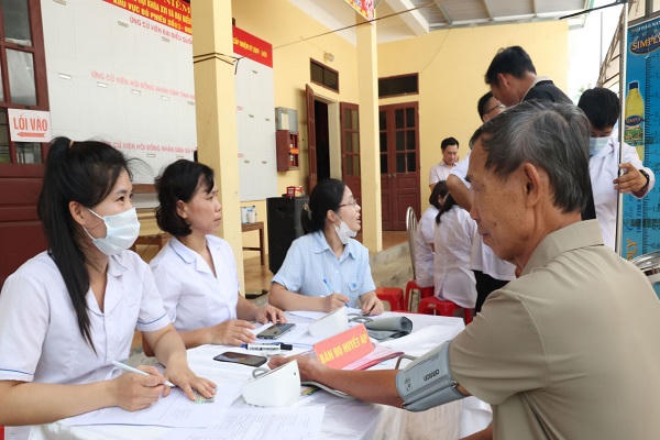 Các bác sĩ khám tư vấn huyết áp cho người dân.