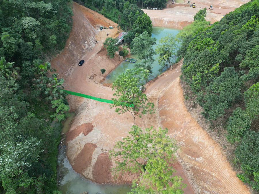 Hàng nghìn m2 ao nuôi trồng thuỷ sản bị san lấp, đất trồng cây bị đào sới như một đại công trường giữa rừng.