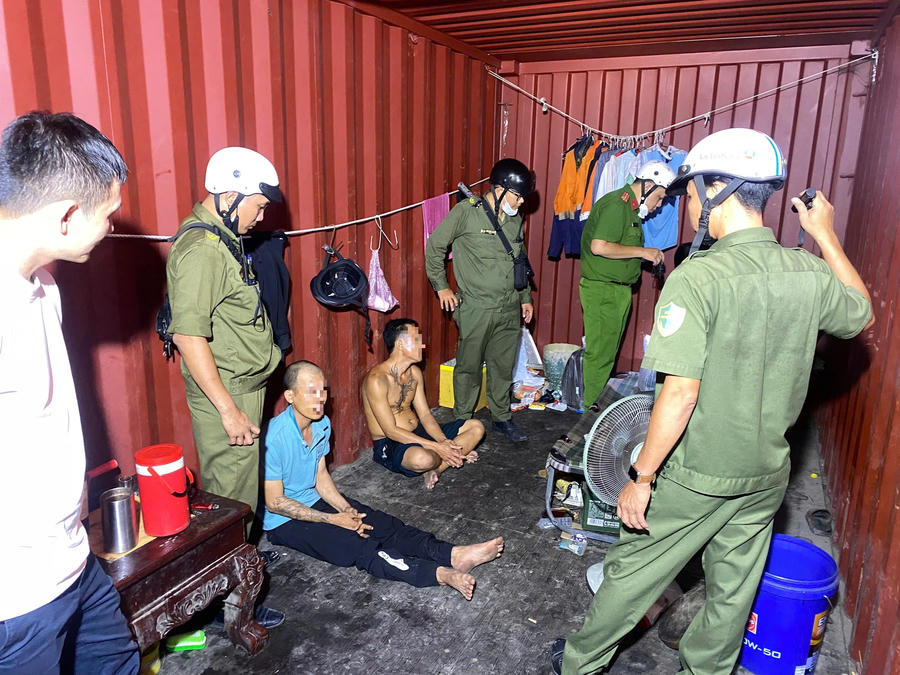Công an phát hiện nhóm người tụ tập có dấu hiệu sử dụng ma túy trong container thuộc khu vực cụm cảng Trường Thọ. Ảnh: Công an cung cấp