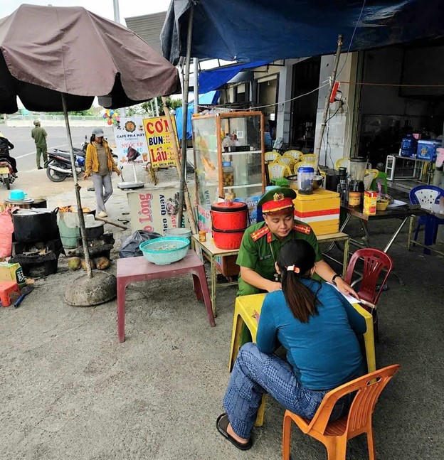 Công an phường An Nhơn Nam tổ chức cho các hộ kinh doanh dọc tuyến đường ký cam kết không lấn chiếm lòng, lề đường và hành lang an toàn giao thông.