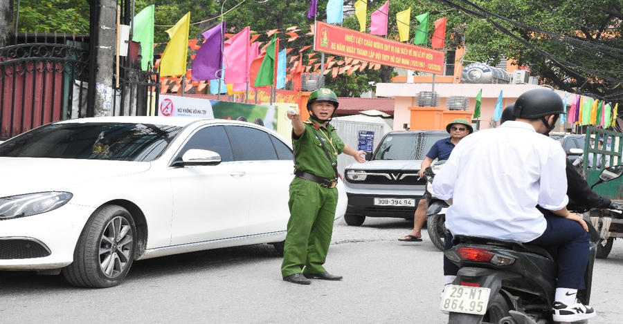 Công an xã Phù Đổng trực tiếp phân luồng giao thông tại điểm thi.