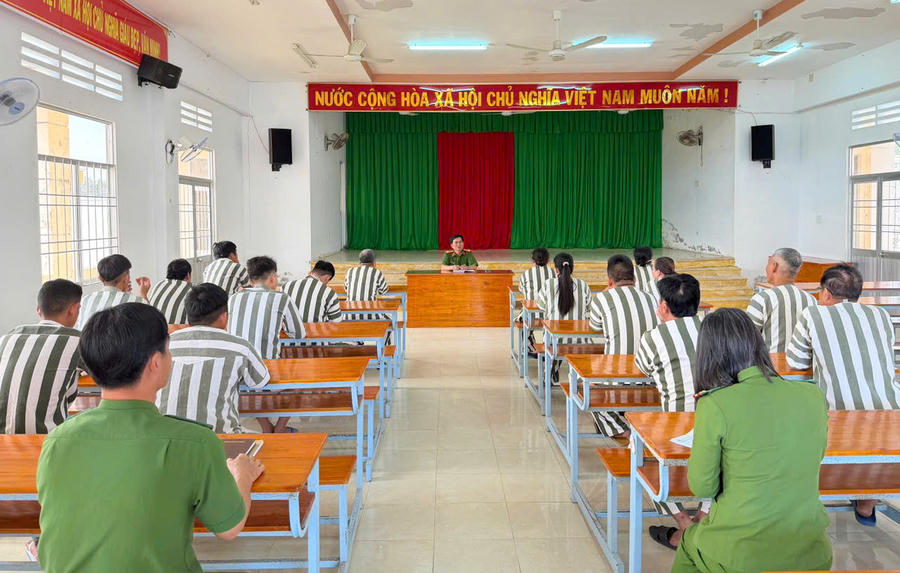 Công tác giáo dục pháp luật cho phạm nhân tại các Trại tạm giam Công an tỉnh Cà Mau luôn được chú trọng thực hiện.