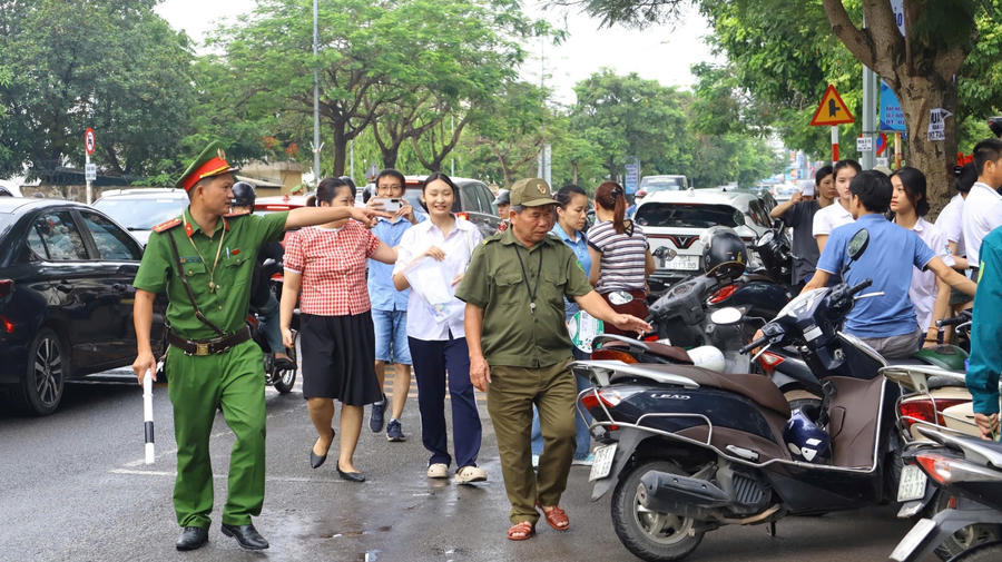 CBCS Công an xã Gia Lâm hướng dẫn, nhắc nhở xung quanh khu vực thi.