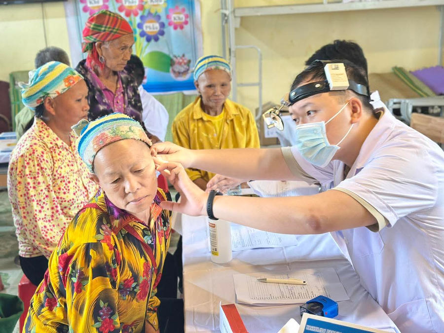 Bác sĩ khám bệnh cho bà con vùng cao. Ảnh SYT HN