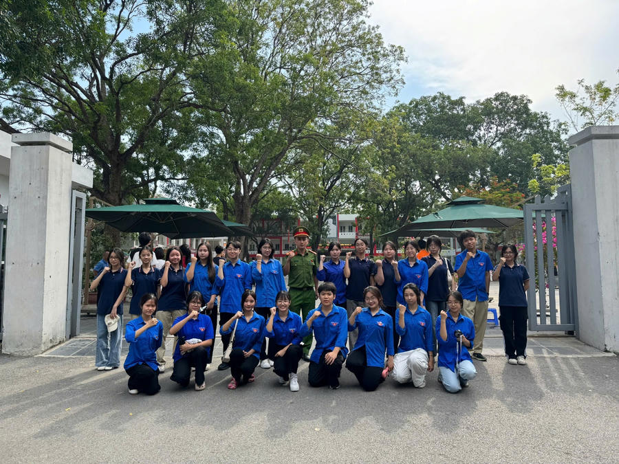 Công an phường Phúc Lợi đồng hành cùng thanh niên tình nguyện “tiếp sức mùa thi”.