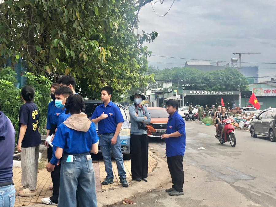 Không khí làm việc hăng say, hối hả...