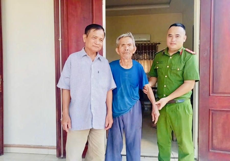 Cán bộ, chiến sĩ Công an phường Đào Duy Từ đưa ông Lê Văn Thiềng trở về nhà an toàn trong niềm vui của gia đình